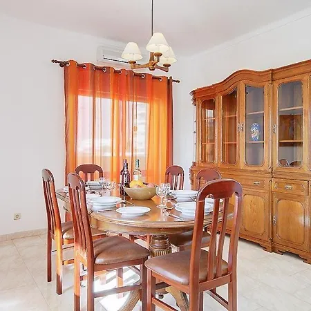 Sleeps 8 With Pool Air Con And Wifi