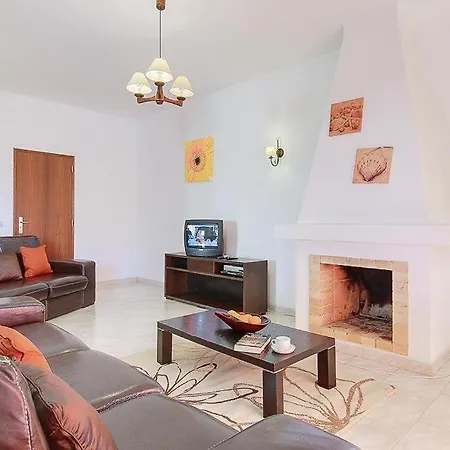 Sleeps 8 With Pool Air Con And Wifi